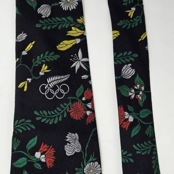 VINTAGE ESKAY OLYMPICS SILK TIE BLACK GREEN EMBROIDERED FLOWERS 3.25" X 57" - Picture 2 of 3